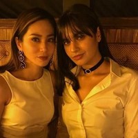 Punya anak sambung yang sudah dewasa, Bunga Zainal dan putrinya itu, Kareena Kaur jadi terlihat akrab bak bestie. Kareena sendiri merupakan anak Sukhdev Singh dari pernikahan sebelumnya. Foto: Instagram