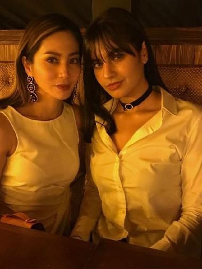 Meski berstatus sebagai anak dan ibu tiri, namun hubungan Kareena Kaur dan Bunga Zaenal tampak begitu dekat. Foto: Instagram