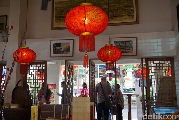 Uniknya, kafe ini memiliki bangunan Belanda dengan nuansa Tionghoa yang kental. Menu-menu yang disajikan juga seputar makanan Tionghoa, dengan minuman teh yang otentik (Shinta/detikTravel) Uniknya, kafe ini memiliki bangunan Belanda dengan nuansa Tionghoa yang kental. Menu-menu yang disajikan juga seputar makanan Tionghoa, dengan minuman teh yang otentik (Shinta/detikTravel)