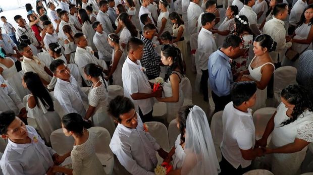 Sejumlah warga Filipina di Zambales, mengikuti acara nikah massal untuk menyambut hari Valentine. Romantis, semua pasangan tampil kompak dengan pakaian serba putih.