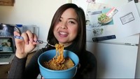 Tasya memiliki kebiasaan unik. Ia hanya makan mie setiap tanggal 22. Kali ini ia membagikan resep mie yang dimasaknya lewat Youtube channel miliknya. Yummy! (Foto: instagram @tasyakamila)