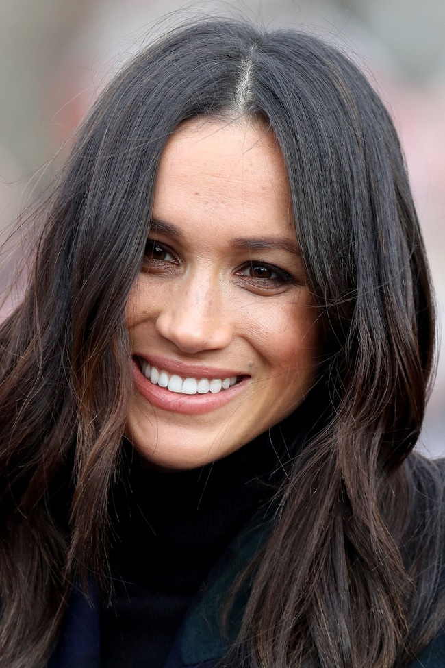 Untuk urusan rambut, Meghan Markle tampil dengan gaya andalannya berupa messy hair-do yang memancarkan kecantikan naturalnya. Foto: Getty Images