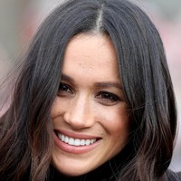 Untuk urusan rambut, Meghan Markle tampil dengan gaya andalannya berupa messy hair-do yang memancarkan kecantikan naturalnya. Foto: Getty Images