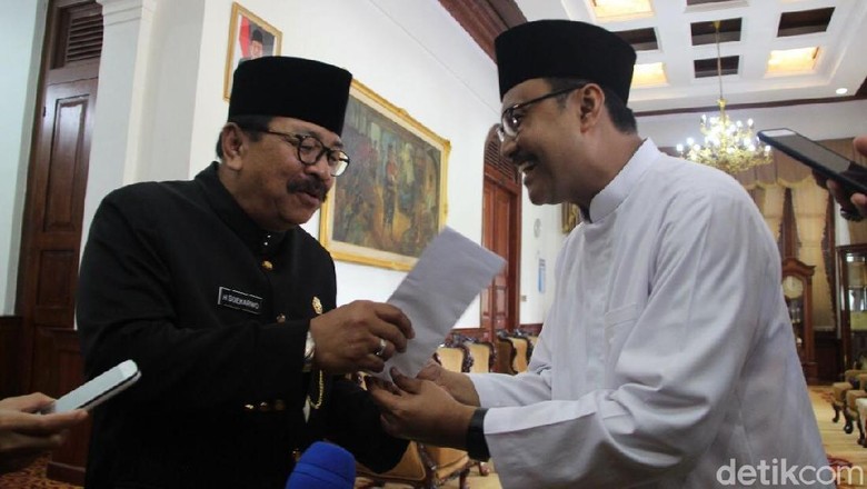 Begini Momen Gus Ipul Saat Pamit Cuti ke Pakde Karwo