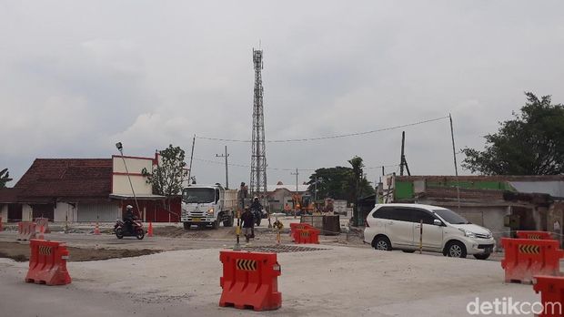 Ruko Masih Tegak Berdiri 'Hadang' Akses Gerbang Tol Madiun