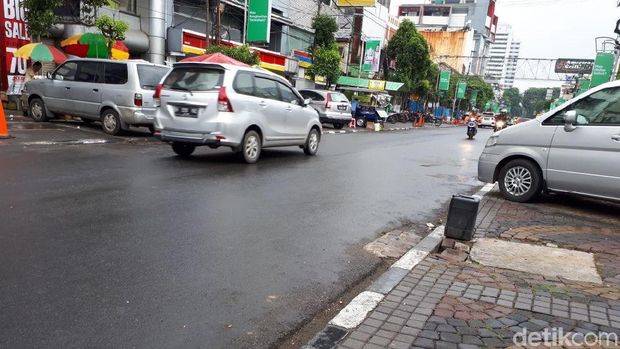 Suasana di Jalan H Agus Salim, Jakarta Pusat, lokasi pria bawa bocah lemas terlihat