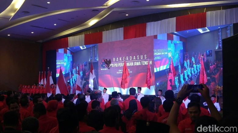 Megawati Pimpin Rakerdasus di Semarang Bahas Pemenangan Ganjar-Yasin Megawati Pimpin Rakerdasus di Semarang Bahas Pemenangan Ganjar-Yasin