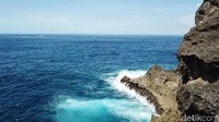 Pasir putih, tebing tinggi yang kehijauan, dan laut yang biru menyatu di sana. Pantai Kelingking bakal menyihir traveler yang mendatanginya (Muhammad Zaky Fauzi Azhar/detikTravel)