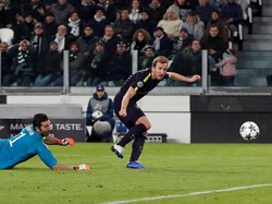 Usaha Spurs menipiskan ketertinggalan berbuah di menit ke-35. Kane menuntaskan umpan dari Alli, setelah lebih dulu melewati adangan Buffon. (Foto: Paul Childs/Action Images via Reuters)
