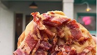 Bosan dengan makanan manis di hari Valentine? Five Daughters Bakery juga menyediakan donat dengan irisan daging bacon. Foto: Instagram/Five_daughters_bakery