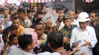 Presiden Joko Widodo mengatakan, hingga saat ini baru dua kementerian yang telah melaksanakan program padat karya tunai, yakni Kementerian Desa, Pembangunan Daerah Tertinggal, dan Transmigrasi dan Kementerian PUPR. Foto: dok. Kemendes PDT