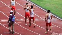 Para atlet lari Indonesia melakukan perayaan usai finish pertama.