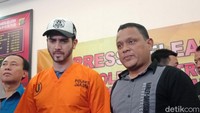 Aktor Fachri Albar juga ditangkap jajaran Polres Jakarta Selatan terkait kepemilikan narkoba. Dia ditangkap di rumahnya di kawasan Cireundeu. Ada tiga jenis barang bukti yang diamankan
