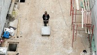 Pekerja terus menyelesaikan pengerjaan proyek.