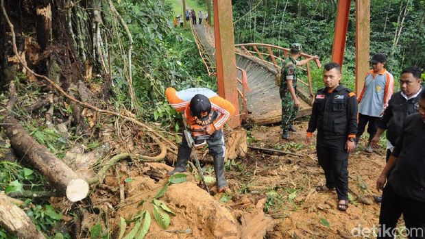 Jembatan rusak di Batang, Jawa Tengah. 