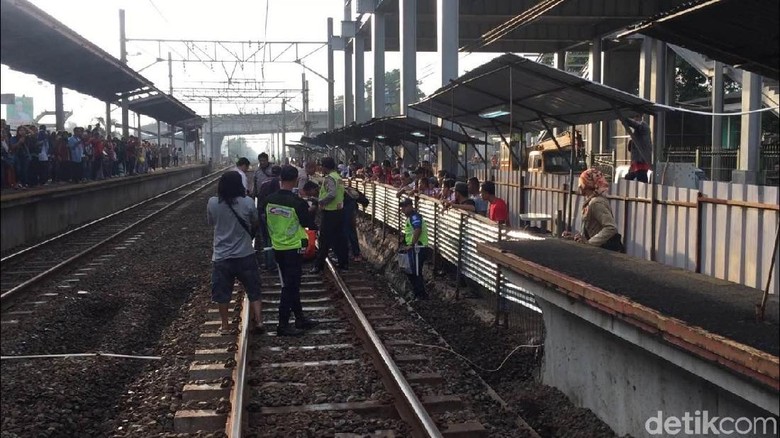 Wanita Tewas Tertabrak Kereta di Stasiun Klender Baru Wanita Tewas Tertabrak Kereta di Stasiun Klender Baru