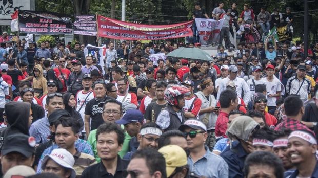 Sejumlah pengemudi taksi daring (online) dari berbagai komunitas melakukan aksi unjuk rasa di depan Istana Negara, Jakarta, Selasa (14/2).