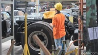 Sasis datang, kemudian melepas beberapa bagian seperti elektrikal dan sambungan lain. Kemudian merangkai lantai tengah, setelah itu lantai di belakang, di atas ban belakang, kemudian lanjut ke pemasangan di depan, di pintu masuk dan driver. Foto: Khairul Imam Ghozali