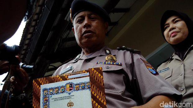 Aiptu Almunir (57) diberi penghargaan oleh Kapolda DIY.