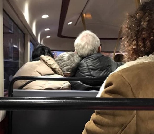 Banyak pasangan malu menunjukkan kemesraan seiring bertambahnya usia. Kakek-nenek ini pun patut dijadikan panutan. Foto: ist