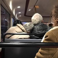 Banyak pasangan malu menunjukkan kemesraan seiring bertambahnya usia. Kakek-nenek ini pun patut dijadikan panutan. Foto: ist