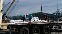 Kasi Operasional Pelayanan Publik Sub Divre Tangerang Heru Stadyanto, di Jetty Pelabuhan Indah Kiat Cilegon, Rabu (14/2/2018), mengatakan estimasi (bongkar) 4-5 hari. Kalau kekuatan bongkar di gudang Cikande 1.500 ton per hari, kalau ini 6.000 ton berarti maksimal 4-5 hari kita estimasikan.