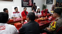 Rombongan Pangdam Siliwangi Mayjen TNI Doni Monardo, Kapolda Jabar Irjen Agung Budi Maryoto, Ketua KPU Jabar Yayat Hidayat dan Ketua Bawaslu Herminus Koto tiba di posko pemenangan pasangan Hasanah di Kantor PDIP Jabar, Jalan Pelajar Pejuang, Bandung, Rabu (14/2/2018), sekitar pukul 11.30 WIB.