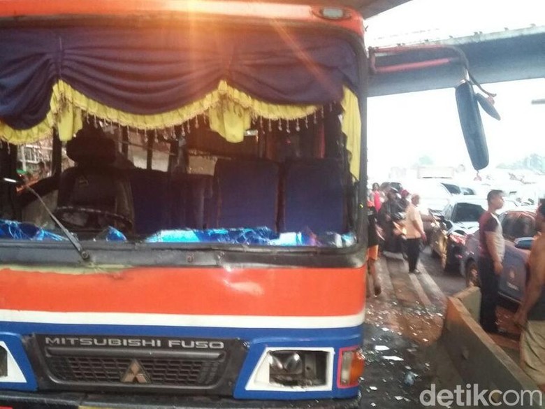 Tabrak Sepeda Motor di Latumenten, Sopir Metromini Kabur Tabrak Sepeda Motor di Latumenten, Sopir Metromini Kabur