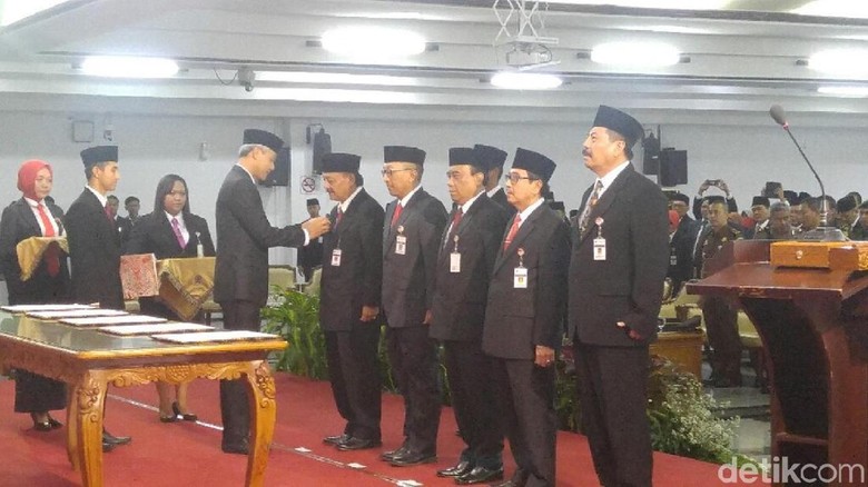 Gubernur Ganjar Lantik 5 Pejabat Sementara Kepala Daerah di Jateng Gubernur Ganjar Lantik 5 Pejabat Sementara Kepala Daerah di Jateng
