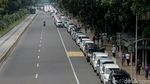 Mobil Aliando Terparkir Mengular di Jalan Merdeka Barat