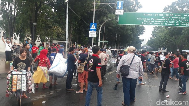Sikap Aliando Menolak Aturan Baru Taksi Online