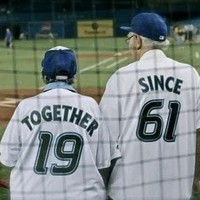 Seperti pasangan sebelumnya, kakek-nenek ini juga menunjukkan kemesraan sekaligus humor dengan busana kembaran.  Foto: ist