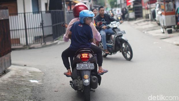 Suhartini dan anak keduanya Arief