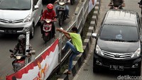 Aksi sangat membahayakan dirinya dan pengendara yang melintas.