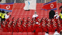 Meski Korut hanya punya 22 atlit di olimpiade, aksi para cheerleader ini tidak pernah kendor