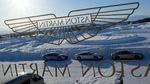 Menguji Mobil Aston Martin di Es
