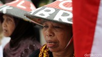 Petani wanita Kendeng melakukan di depan Istana Negara, Jakarta, Rabu (14/2/2018).