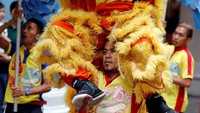 Salah satu warga Filipina berlatih barongsai