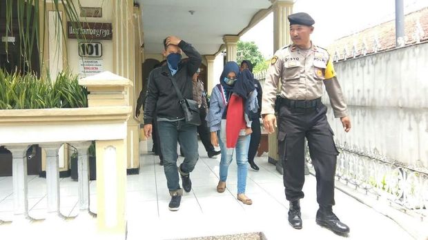 Pasangan mesum ini dibawa ke kantor polisi