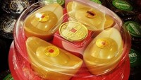 Ini bukan emas sungguhan, lho. Ini nian gao yang diunggah akun @agus_oeng. Foto: Istimewa