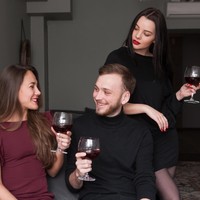 Ada 18 persen orang yang menilai makan malam bersama lawan jenis yang bukan kekasih atau suami/istri, ada salah satu bentuk perselingkuhan. Foto: Thinkstock