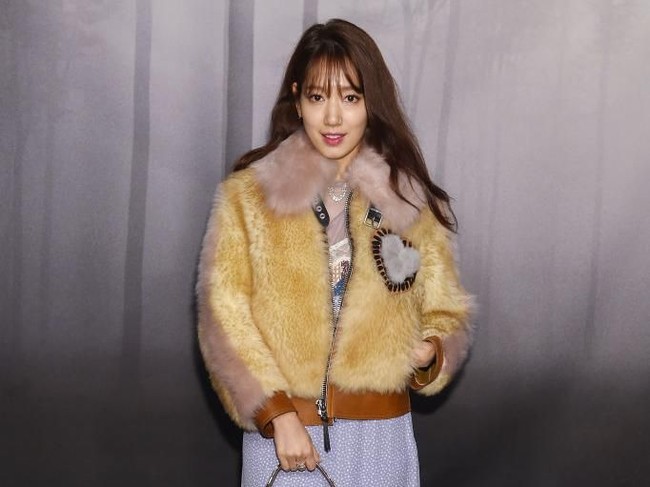 Kemampuan akting Park Shin Hye tentu sudah tak perlu diragukan lagi sejak dirinya sukses berperan dalam banyak film dan drama Korea. Wanita berusia 28 tahun ini memulai debut kariernya sebagai aktris dalam drama Korea saat membintangi Stairway to Heaven pada 2003. Tak hanya berperan dalam serial, Park Shin Hye juga sukses jadi model dan brand ambassador beberapa produk kecantikan. Foto: Getty Images