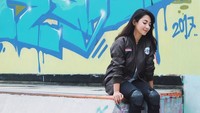 Baru-baru ini Dinda membagikan videonya terjatuh saat bermain skateboard. Padahal gadis berusia 22 tahun itu tidak bermain di arena yang ekstrem. (Foto: Instagram/dindakirana.s)