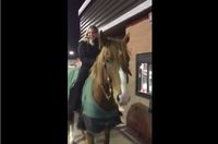 Unik! Wanita Ini Kendarai Kuda untuk Pesan Menu Wendy's Lewat Drive-Thru