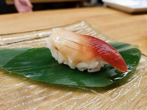 Waduh! Kerang di Atas Sushi Ini Masih Bergerak Hidup Sebelum Dimakan