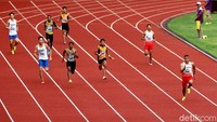 Para atlet lari estafet putra bertanding di final test event Asian Games 2018 yang dihelat di Stadion Utama Gelora Bung Karno (SUGBK), Jakarta.
