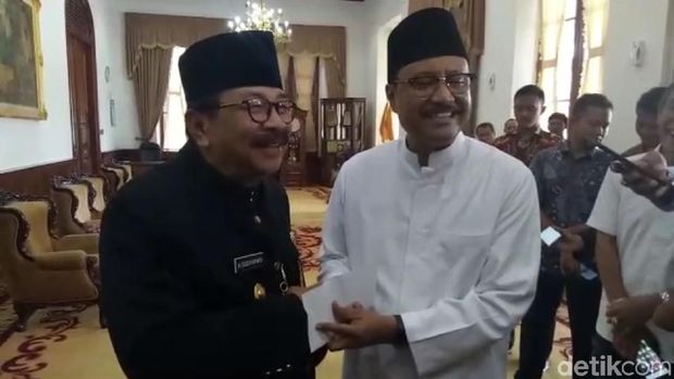 Begini Momen Gus Ipul Saat Pamit Cuti ke Pakde Karwo