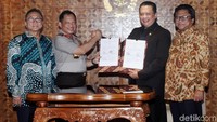 Tito Karnavian dan Bambang Soesatyo melakukan salam komando usai menandatangani MoU keamanan kompleks Parlemen.