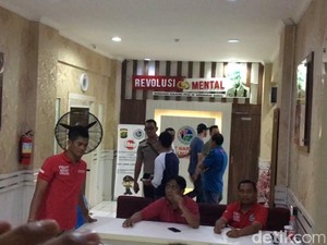 Bertopi, Ini Penampakan Fachri Albar di Polres Jakarta Selatan
