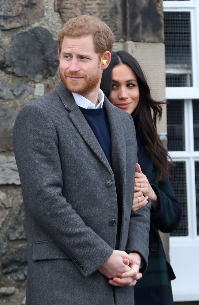 Bak lengket seperti prangko, Meghan Markle tampaknya sulit lepas dari sang pujaan hati. Foto: Getty Images